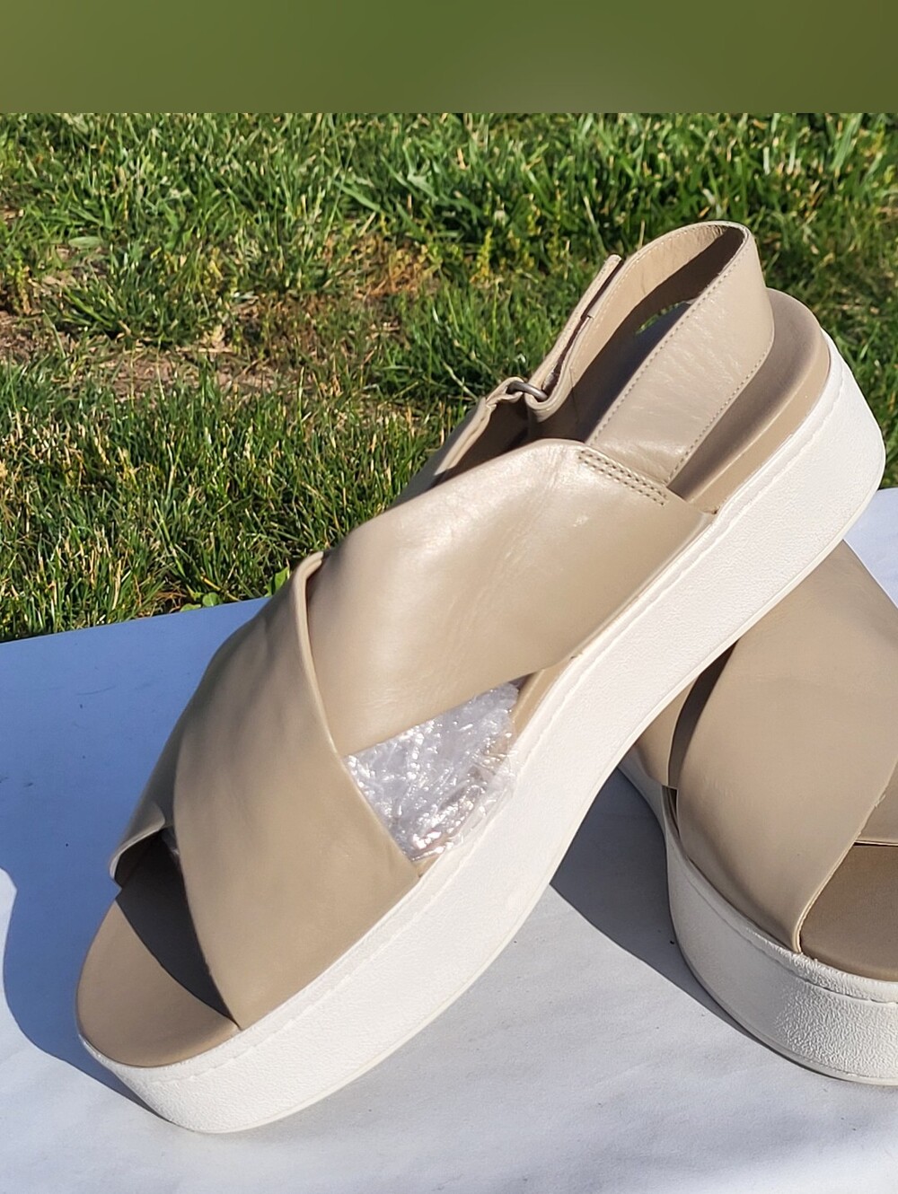 Vince Weslan Womens Biege White Sandals Shoes New